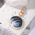 Porte-clés bohème coloré en émail avec cadre doré sur fond de pierre blanche texturée - Noir Violet Irrégulier