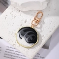 Porte-clés bohème avec résine marbrée noire et blanche dans un cadre doré irrégulier - Noir Blanc Irrégulier