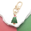Détail d'un porte-clés sapin de Noël en alliage avec émail vert et finition dorée - Sapin de Noël à Chapeau