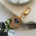 Vintage Hamsa Hand Sleutelhanger van Goudlegering met Blauw Hart en Kristallen Details - Goud