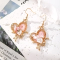 Orecchini a cuore con fiori secchi rosa pastello e fiocchi dorati in resina - Cuore Rosa