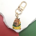 Detail eines Weihnachts-Rentier-Schlüsselanhängers mit festlichem Geschenksack und Karabiner - Rentier mit Geschenk