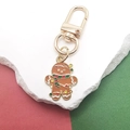 Makroansicht vom Lebkuchenmann Schlüsselanhänger mit Emaille-Finish und goldenem Karabiner - Lebkuchenmann