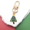 Détail d'un porte-clés émaillé chat noir dans un sapin de Noël avec fermoir doré - Chat Noir dans le Sapin de Noël