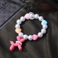 Lindo brazalete de perlas con corazones coloridos y un colgante perro globo de resina - Rosa
