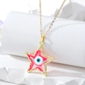 Gros plan du pendentif étoile dorée avec œil porte-bonheur et émail rouge sur chaîne - Rouge