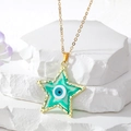 Gros plan du pendentif pentagramme œil du démon avec texture marbre vert sur pierre - Vert