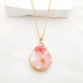 Tropfenförmige Goldkette mit echten rosa Trockenblumen in klarem Harzanhänger - Halskette / Rosa