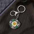 Portachiavi creativo in resina con vere margherite bianche e ciondolo a farfalla - Margherita Giallo Chiaro (Chiusura Argento)