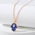 Detail van de blauwe Hamsa Hand-hanger met het Boze Oog aan een goudkleurige ketting - Donkerblauw