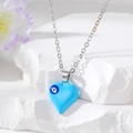Primer plano detallado del collar con colgante de corazón azul cielo Evil Eye en piedra - Corazón azul cielo