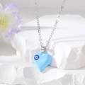 Detalle del colgante de corazón con ojo turco plateado sobre piedras blancas con textura - Corazón Azul Claro