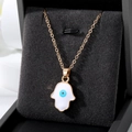 Hamsa Hand ketting met blauw Evil Eye hanger in een zwarte sieraden geschenkdoos - Witte Mickey Handschoen Stijl