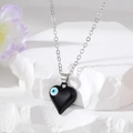 Detailansicht der schwarzen Herz-Halskette mit Evil Eye Motiv an einer Silberkette - Schwarzes Herz