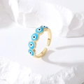 Anello aperto dorato con cinque motivi occhio del male blu su pietra bianca testurizzata - Aperto Regolabile / Stile Occhio Celeste