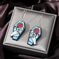 Gothik Sarg-Ohrringe mit roten Rosen und Spinnennetzmuster auf einem Schmuckdisplay - Rosen-Dornen-Muster / Himmelblau Rose