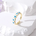 Dettaglio dell'anello regolabile malocchio in lega dorata con smalto blu su base in pietra - Aperto Regolabile / Stile Occhio Bianco