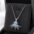Dettaglio del ciondolo Occhio di Allah in argento con smalto blu in scatola di velluto - Occhio a Esplosione Argentato
