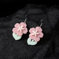 Boucles d'oreilles fleurs en acrylique rose avec feuilles vertes sur tissu noir - Fleur Rose (Crochet en Argent)