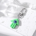 Détail du porte-clés main de Hamsa vert clair avec breloque œil bleu sur pierre - Vert Clair