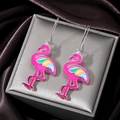 Schicke Flamingo Ohrringe aus rosa Acryl mit bunten Details auf Schmuckschatulle - Flamingo