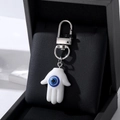 Porte-clés Main de Fatima avec pendentif Evil Eye en résine sur clip argenté et cuir - Blanc