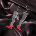 Orecchini in acrilico con gambe glitterate argentate e design con tacchi alti rossi - Tacco alto
