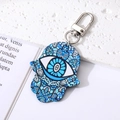 Detailierter Hamsa-Hand-Schlüsselanhänger mit blauem Auge und Blumenmuster - Blau Sonnenblumen Auge