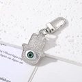 Vista dettagliata del portachiavi Mano di Fatima argento con malocchio verde e filigrana - Mano di Fatima Grande Occhio Verde Argento
