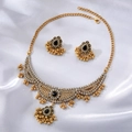 Vintage indisches Schmuckset mit Halskette und Ohrringen auf weißem Satin-Hintergrund - Schwarzer Strass Goldperlen Stil