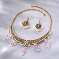 Detail eines Ethno-Schmucksets mit Bohème-Perlen und rosa Schmetterlingsanhängern - Lila Schmetterling Langer Stil