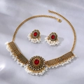 Detail einer goldenen Vintage-Kette mit roten Steinen und weißen Perlen auf Seide - Roter Strass Weiße Perlen Stil