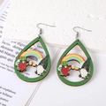 Detailaufnahme der hölzernen Tropfenohrringe mit St. Patrick's Day Zwerg und Regenbogen - Gnom und Regenbogen Muster