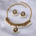 Detailaufnahme des Bohemian-Quastenhalsketten-Sets mit Perlen und Kristallen auf Satin - Weiße Strass Weiße Perle Stil