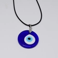 Vue détaillée du pendentif œil bleu en verre avec cordon noir et fermoir argenté - Œil en Verre Bleu
