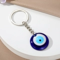 Minimalistischer Evil Eye Schlüsselanhänger mit blauem Harzanhänger am silbernen Ring - Königsblau
