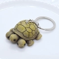 Einzigartiger dreiköpfiger Schildkröten-Schlüsselanhänger aus Bronze-Harz-Material - Dreiköpfige Schildkröte