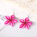Minimalistische rosa Acryl-Frangipani-Ohrhänger im sommerlichen hawaiianischen Blumenstil - Rosarote Blume