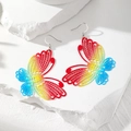 Regenbogenfarbene hohle Schmetterlings-Ohrhänger auf weißem strukturiertem Stein - Hohler Schmetterling