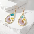 Dettaglio degli orecchini a goccia con margherite viola e fiori secchi in resina - Fiore Secco Goccia d'Acqua
