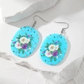 Makroaufnahme blauer Acryl-Ohrhänger mit elegantem Rosenmuster und silbernen Ohrhaken für Damen - Himmelblauer Hintergrund Blumen Stil (AE330)