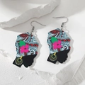 Ethno-Ohrringe mit afrikanischem Frauenprofil aus schwarzem Acryl und Blumenmuster - Frau mit Kopftuch Silhouette / Schwarz mit buntem Aufdruck