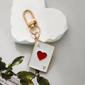 Herz-As Spielkarten Schlüsselanhänger in Weiß und Gold Emaille mit Metall-D-Ring-Clip - Rotes Herz-A