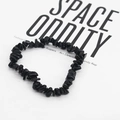 Dettaglio del bracciale elastico bohémien con pietre naturali nere lucide e irregolari - Pietra Spezzata Nera