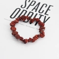 Dettaglio ravvicinato di un bracciale stretch bohémien con pietre naturali di diaspro rosso - Pietre Rosso Marroni
