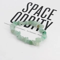 Dettaglio macro di pietre verdi naturali irregolari su un bracciale elastico - Schegge di Pietra Verde Chiaro