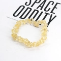 Dettaglio delle perline in citrino giallo naturale su un bracciale boho elastico - Pietre Giallo Trasparenti