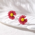 Frische matte Gänseblümchen-Ohrstecker in leuchtendem Rosarot und Gelb für Damen - Gänseblümchen-Stil / Rosenrot