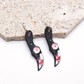 Detalle de pendientes góticos de acrílico con diseño de cuchillo sangriento y manchas rojas - Cimitarra Sangrienta