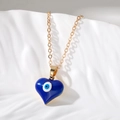 Detalle del colgante de corazón de esmalte azul ojo turco en una cadena dorada tipo O - Azul Real